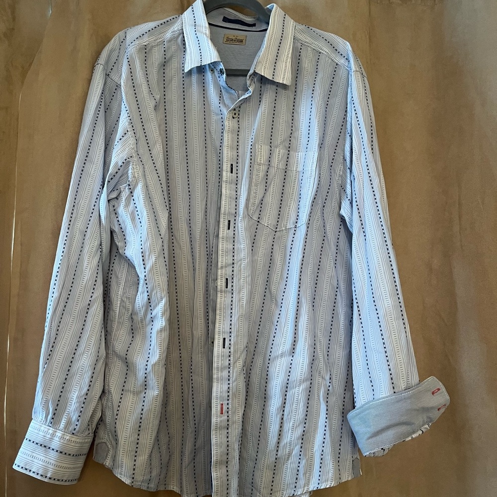 Tommy Bahama men’s saltwater washed button down shirt. Blue and white